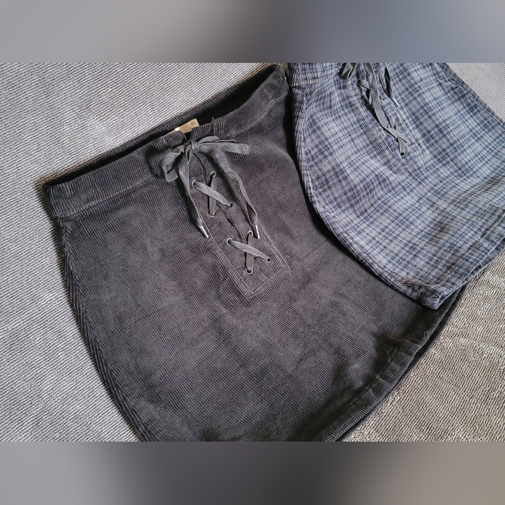 SO Skirt X 2!! Solid Black & Blue/Gray Plaid Mini Skirt Sz 3/26 Women's LIKE NEW - Picture 2 of 14